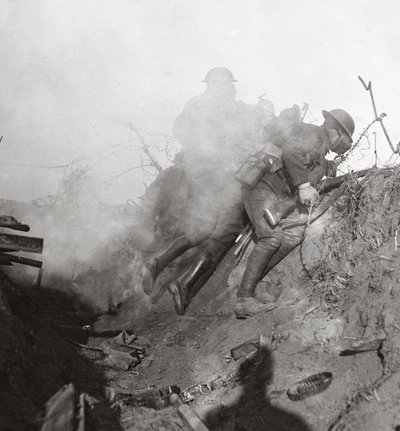 Te midden van exploderende gas- en traangranaten verdrijven we de Bosche uit Bourlon Wood, 1917 door English Photographer